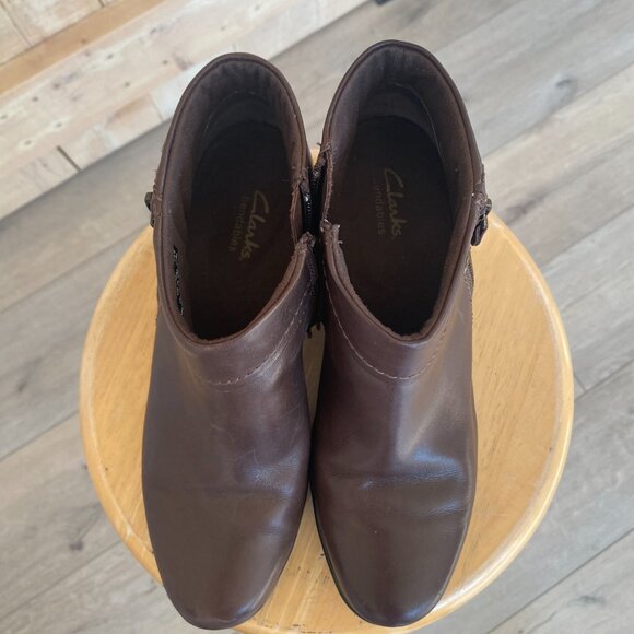 Clarks brown leather ankle boots. Size 9N - Picture 5 of 11
